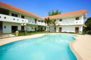 a swimming pool in front of a building at Srikij GardenHome Resort in Sa Kaeo
