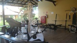 un gimnasio con un montón de equipos de ejercicio en una habitación en Harmonia Flat Particular Ilhabela, en Ilhabela