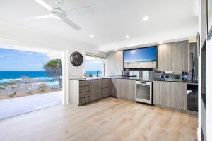 una cucina a pianta aperta con vista sull'oceano di Ocean Panorama With Private Pool! a Noosa Heads