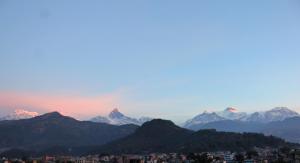 Uma vista geral da montanha ou uma vista da montanha a partir do hotel