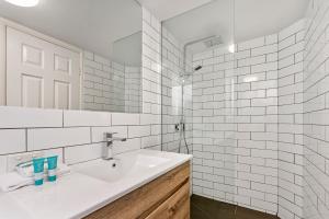 Bilik mandi di Dockside Apartments Mooloolaba