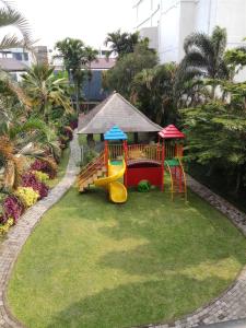 Ο χώρος παιχνιδιού για παιδιά στο Spacious Studio Room at Grand Setiabudi Apartment By Travelio