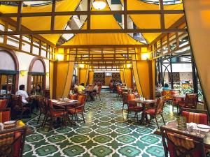 Restaurace v ubytování The Orchid Hotel Mumbai Vile Parle