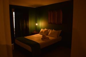 Postel nebo postele na pokoji v ubytování Africa house-Casa Hotel Laureles-La70