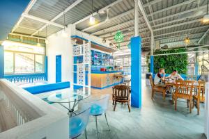Ama Hostel Bangkok في بانكوك: مطعم يجلس فيه شخصان على طاولة