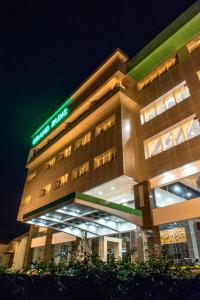 Bondowoso的住宿－Grand Padis Hotel，上面有绿色标志的酒店大楼