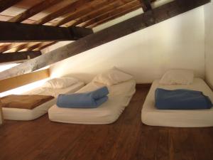um quarto com 3 camas num sótão em Auberge des Seguins em Buoux