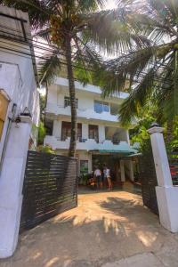 una puerta con una palmera frente a un edificio en Holiday Inn Unawatuna, en Unawatuna