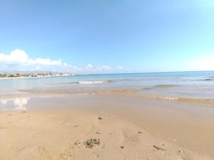 een zandstrand met de oceaan op de achtergrond bij Il sentiero del mare in Avola