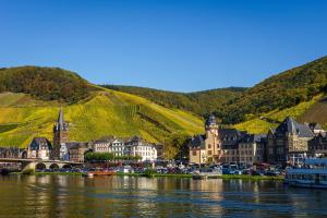 een stad naast een waterlichaam met bergen bij Moseltalblick in Bernkastel-Kues