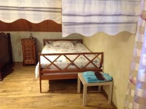 Dormitorio pequeño con cama y mesa en La Sapotine, en Étrembières