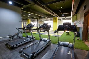 Fitness centrum a/nebo fitness zařízení v ubytování B Lot Hotel