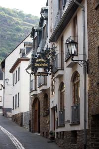 un edificio con un letrero al lado de una calle en Winzerhof Brachtendorf en Alken