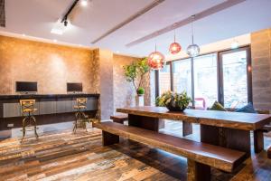 台北幸福苹果旅店的带长椅的用餐室和窗户的酒吧 更多31张照片