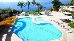 - une vue sur la piscine d'un complexe dans l'établissement Adonis Hotel, à Antalya