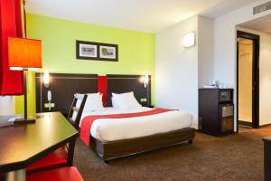 ティオンヴィルにあるEnzo Hotels Thionville by Kyriad Directのベッドとデスクが備わるホテルルームです。