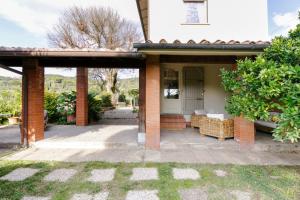 una veranda di una casa con patio di Le Maggioline a Monsummano