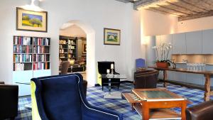 a living room with chairs and a table and books at Schlosshotel Betzenstein in Betzenstein