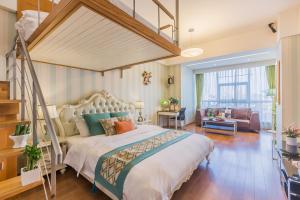 sypialnia z dużym łóżkiem i schodami w obiekcie Westlake 7 Service Apartment w mieście Hangzhou