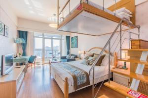 - une chambre avec des lits superposés et un escalier dans l'établissement Westlake 7 Service Apartment, à Hangzhou