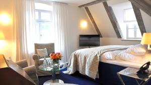 Postel nebo postele na pokoji v ubytování Schlosshotel Betzenstein
