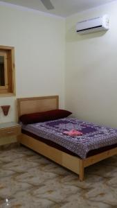 Een bed of bedden in een kamer bij Egyptian House