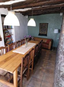 een eetkamer met een houten tafel en stoelen bij Casa Rural El Paraje de Berchules in Bérchules