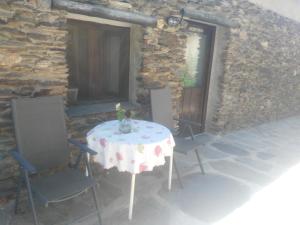 Casa Rural El Paraje de Berchules في Bérchules: طاولة وكراسي في غرفة مع باب