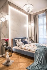 Postel nebo postele na pokoji v ubytování Dalí Wenceslas Square Apartment
