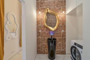 Koupelna v ubytování Dalí Wenceslas Square Apartment