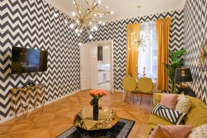 TV a/nebo společenská místnost v ubytování Dalí Wenceslas Square Apartment
