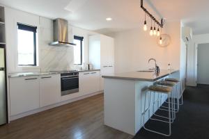 Cucina o angolo cottura di 4 - Charming Space, Just a Stone Throw from Central Wanaka