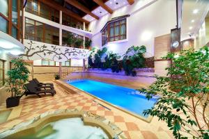 a large indoor swimming pool in a building at Eco Active Resort PIENINY in Czorsztyn