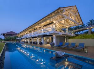 uma villa com piscina à noite em Anantara Kalutara Resort em Kalutara