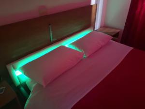Ένα ή περισσότερα κρεβάτια σε δωμάτιο στο Hotel Houston Livorno - Struttura Esclusivamente Turistica - Not for Business or Workers