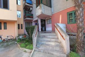 zestaw schodów prowadzących do budynku w obiekcie Apartment Stellina w Rovinj