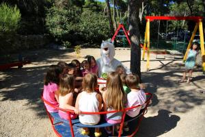 Crianças ficando em Camping Kozarica Mobile Homes
