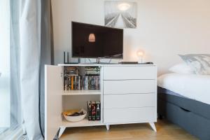 
TV tai viihdekeskus majoituspaikassa Kirjokansi Tapiola Apartment
