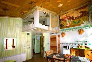 eine Küche mit einer Holzdecke und einem Tisch in der Unterkunft Anahuaska Art - Suites Temáticas in Panzares