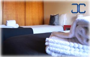ポルトにあるLife in Porto Apartment by JCのベッド2台が備わるホテルルームの景色を望めます。