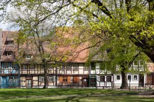 ein großes weißes Gebäude mit Bäumen davor in der Unterkunft Hotel Waldoase Hirschbüchenkopf in Güntersberge