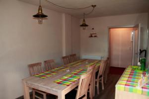 - une salle à manger avec une table et des chaises en bois dans l'établissement Alter Fritz Erfurt, à Erfurt