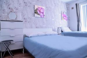 Tempat tidur dalam kamar di Central City - Parking - Great Location -4 Beds