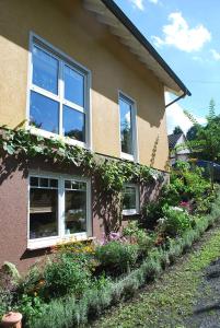 a house with ivy growing on the side of it at Casa Ramke in Eitorf