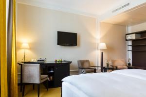 Un pat sau paturi într-o cameră la Hotel Euler Basel