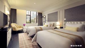 上海的住宿－上海外灘鬱錦香新亞酒店，酒店客房设有两张床和电视。