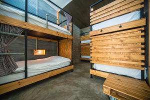 Двухъярусная кровать или двухъярусные кровати в номере ChillHub Hostel Phuket