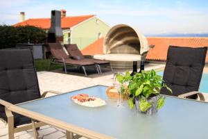 een blauwe tafel met een bord eten op een patio bij Liams Mansion in Koper