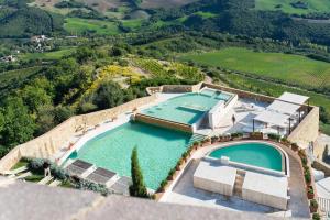 Vista sulla piscina di Castello di Velona - The Leading Hotels of the World o su una piscina nei dintorni