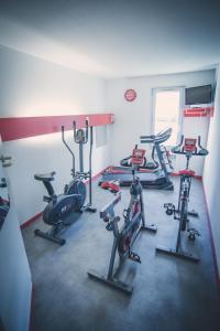 um ginásio com várias bicicletas de exercício numa sala em hôtel QUICK Palace Tours Nord em Tours